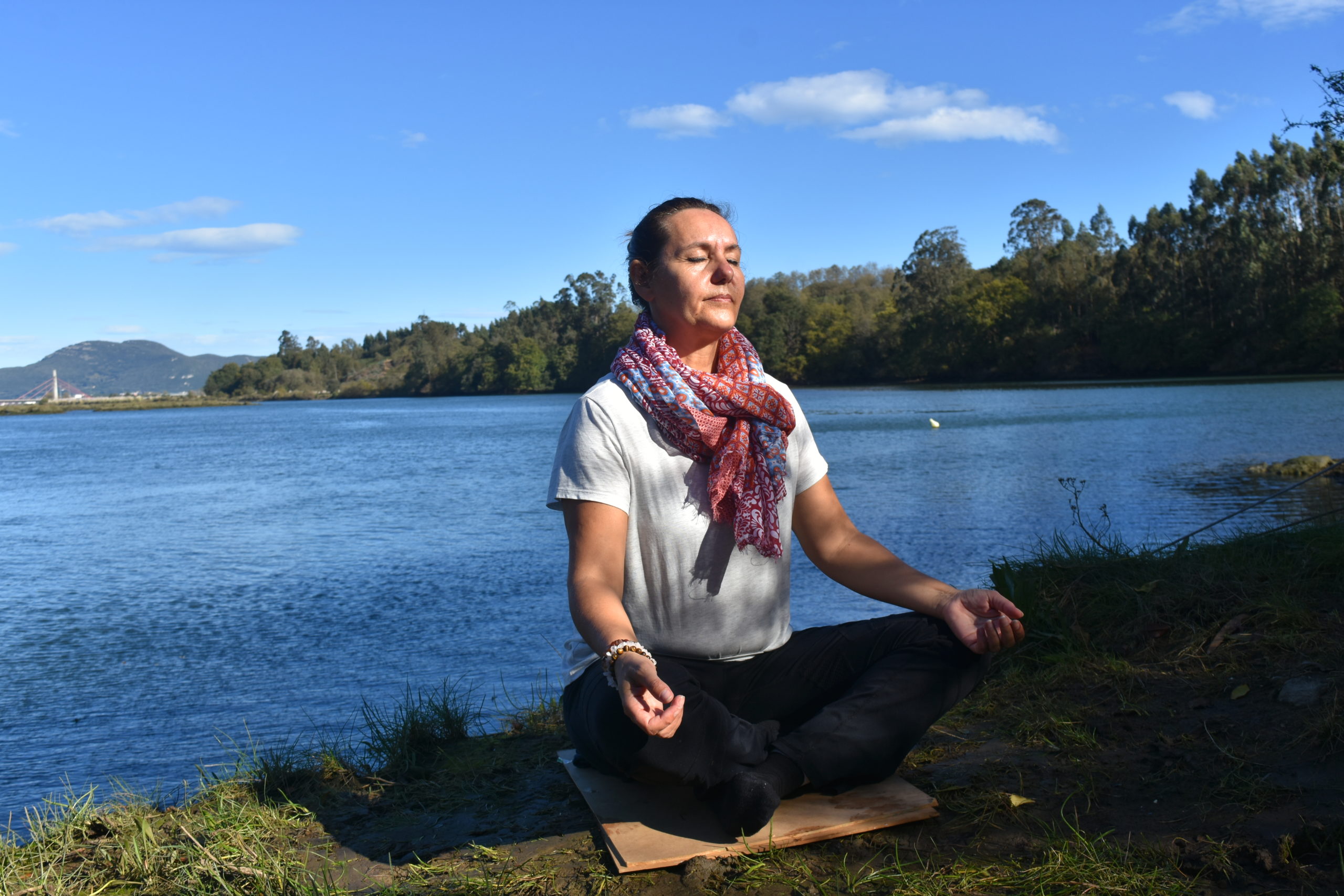 Loreto Alonso-Alegre meditando junto al agua